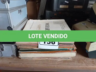 LOTE 136 - 01 LOTE COM VÁRIOS DISCOS DE VINIL. (NO ESTADO) ATENÇÃO! FAZER A VISITAÇÃO ANTES DE ARREMATAR, NÃO SABEMOS SE FUNCIONA. LEILÃO NÃO TEM GARANTIA E NEM DEVOLUÇÃO, SUJEITO A POSSÍVEIS AVARIAS VISÍVEIS/OCULTAS E/OU AUSÊNCIA DE COMPONENTES.