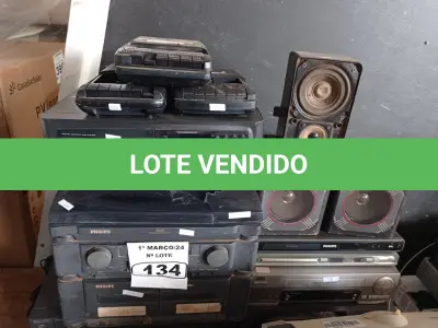 LOTE 134 - 04 VIDEOCASSETES, 01 STÉREO DUPLO CASSETE DECK, 01 APARELHO DE SOM 3X1, 03 APARELHOS DE DVD, 01 RÉGUA ELÉTRICA PARA RACK, 01 TOCA CD E 03 GRAVADORES DE FITA CASSETE. (NO ESTADO) ATENÇÃO! FAZER A VISITAÇÃO ANTES DE ARREMATAR, NÃO SABEMOS SE FUNCIONA. LEILÃO NÃO TEM GARANTIA E NEM DEVOLUÇÃO, SUJEITO A POSSÍVEIS AVARIAS VISÍVEIS/OCULTAS E/OU AUSÊNCIA DE COMPONENTES.