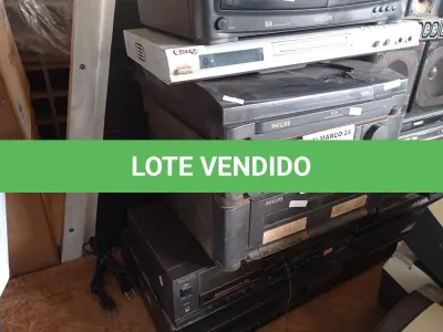 LOTE 134 - 04 VIDEOCASSETES, 01 STÉREO DUPLO CASSETE DECK, 01 APARELHO DE SOM 3X1, 03 APARELHOS DE DVD, 01 RÉGUA ELÉTRICA PARA RACK, 01 TOCA CD E 03 GRAVADORES DE FITA CASSETE. (NO ESTADO) ATENÇÃO! FAZER A VISITAÇÃO ANTES DE ARREMATAR, NÃO SABEMOS SE FUNCIONA. LEILÃO NÃO TEM GARANTIA E NEM DEVOLUÇÃO, SUJEITO A POSSÍVEIS AVARIAS VISÍVEIS/OCULTAS E/OU AUSÊNCIA DE COMPONENTES.