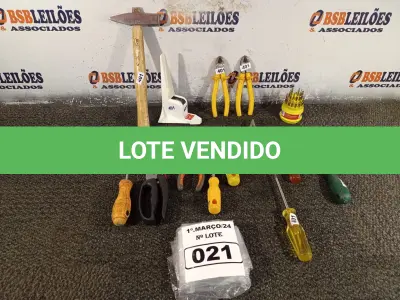 LOTE 021 - 01 LOTE COM FERRAMENTAS DIVERSAS. (NO ESTADO) ATENÇÃO! FAZER A VISITAÇÃO ANTES DE ARREMATAR, NÃO SABEMOS SE FUNCIONA. LEILÃO NÃO TEM GARANTIA E NEM DEVOLUÇÃO, SUJEITO A POSSÍVEIS AVARIAS VISÍVEIS/OCULTAS E/OU AUSÊNCIA DE COMPONENTES.