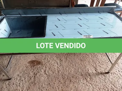 LOTE 184 - 01 BANCADA COM PIA DO LADO ESQUERDO E ESPELHO MEDINDO 180CMX66CM EM AÇO INOX. (NOVO) (NO ESTADO, NÃO SABEMOS SE FUNCIONA. LEILÃO NÃO TEM GARANTIA E NEM DEVOLUÇÃO).