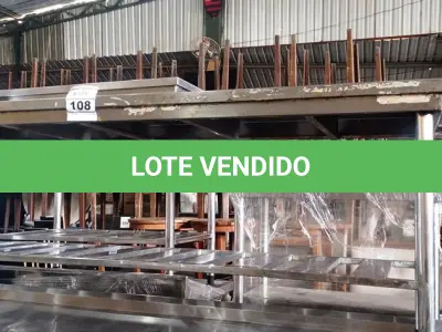LOTE 108 - 01 MESA MEDINDO 180CMX55CM COM PANELEIRO EM AÇO INOX.(NO ESTADO, NÃO SABEMOS SE FUNCIONA. LEILÃO NÃO TEM GARANTIA E NEM DEVOLUÇÃO).