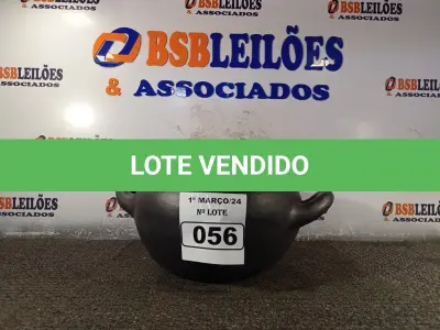 LOTE 056 - 01 PANELA DE BARRO. (NO ESTADO) ATENÇÃO! FAZER A VISITAÇÃO ANTES DE ARREMATAR, NÃO SABEMOS SE FUNCIONA. LEILÃO NÃO TEM GARANTIA E NEM DEVOLUÇÃO, SUJEITO A POSSÍVEIS AVARIAS VISÍVEIS/OCULTAS E/OU AUSÊNCIA DE COMPONENTES.