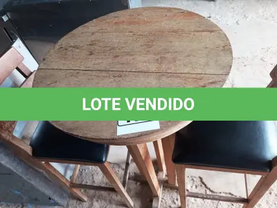 LOTE 198 - 01 MESA BISTRÔ EM MADEIRA COM 02 BANQUETAS E ACENTO ESTOFADO. (NO ESTADO, NÃO SABEMOS SE FUNCIONA. LEILÃO NÃO TEM GARANTIA E NEM DEVOLUÇÃO).
