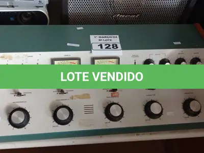 LOTE 128 - 01 MESA DE ÁUDIO ANTIGA. (NO ESTADO) ATENÇÃO! FAZER A VISITAÇÃO ANTES DE ARREMATAR, NÃO SABEMOS SE FUNCIONA. LEILÃO NÃO TEM GARANTIA E NEM DEVOLUÇÃO, SUJEITO A POSSÍVEIS AVARIAS VISÍVEIS/OCULTAS E/OU AUSÊNCIA DE COMPONENTES.
