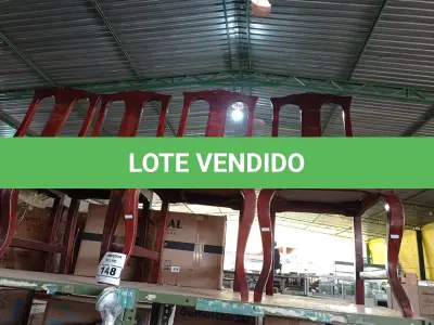 LOTE 148 - 04 CADEIRAS EM MADEIRA COM ASSENTO ALMOFADADO. (NO ESTADO) ATENÇÃO! FAZER A VISITAÇÃO ANTES DE ARREMATAR, NÃO SABEMOS SE FUNCIONA. LEILÃO NÃO TEM GARANTIA E NEM DEVOLUÇÃO, SUJEITO A POSSÍVEIS AVARIAS VISÍVEIS/OCULTAS E/OU AUSÊNCIA DE COMPONENTES.