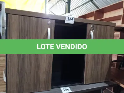 LOTE 134 - 01 ARMÁRIO EM MDF COM 02 PORTAS E CHAVES MEDINDO 120CMX42CM. (NO ESTADO, NÃO SABEMOS SE FUNCIONA. LEILÃO NÃO TEM GARANTIA E NEM DEVOLUÇÃO).