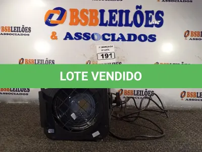 LOTE 191 - 01 LUMINÁRIA PARA ESTÚDIO LINE PRO. (NO ESTADO) ATENÇÃO! FAZER A VISITAÇÃO ANTES DE ARREMATAR, NÃO SABEMOS SE FUNCIONA. LEILÃO NÃO TEM GARANTIA E NEM DEVOLUÇÃO, SUJEITO A POSSÍVEIS AVARIAS VISÍVEIS/OCULTAS E/OU AUSÊNCIA DE COMPONENTES.