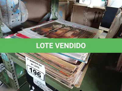 LOTE 196 - 01 LOTE COM VÁRIOS DISCOS DE VINIL. (NO ESTADO) ATENÇÃO! FAZER A VISITAÇÃO ANTES DE ARREMATAR, NÃO SABEMOS SE FUNCIONA. LEILÃO NÃO TEM GARANTIA E NEM DEVOLUÇÃO, SUJEITO A POSSÍVEIS AVARIAS VISÍVEIS/OCULTAS E/OU AUSÊNCIA DE COMPONENTES.