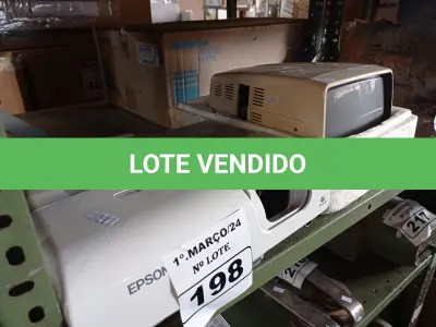 LOTE 198 - 02 PROJETORES MULTIMIDIA MARCAS E MODELOS DIVERSOS. (NO ESTADO) ATENÇÃO! FAZER A VISITAÇÃO ANTES DE ARREMATAR, NÃO SABEMOS SE FUNCIONA. LEILÃO NÃO TEM GARANTIA E NEM DEVOLUÇÃO, SUJEITO A POSSÍVEIS AVARIAS VISÍVEIS/OCULTAS E/OU AUSÊNCIA DE COMPONENTES.