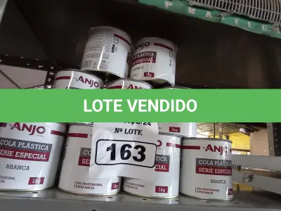 LOTE 163 - 12 LATAS DE COLA PLÁSTICA ANJO. (NO ESTADO) ATENÇÃO! FAZER A VISITAÇÃO ANTES DE ARREMATAR, NÃO SABEMOS SE FUNCIONA. LEILÃO NÃO TEM GARANTIA E NEM DEVOLUÇÃO, SUJEITO A POSSÍVEIS AVARIAS VISÍVEIS/OCULTAS E/OU AUSÊNCIA DE COMPONENTES.