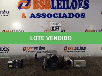 LOTE 054 - 02 FILMADORAS E 01 CÂMERA FOTOGRÁFICA DIGITAL. (NO ESTADO) ATENÇÃO! FAZER A VISITAÇÃO ANTES DE ARREMATAR, NÃO SABEMOS SE FUNCIONA. LEILÃO NÃO TEM GARANTIA E NEM DEVOLUÇÃO, SUJEITO A POSSÍVEIS AVARIAS VISÍVEIS/OCULTAS E/OU AUSÊNCIA DE COMPONENTES.