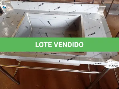 LOTE 186 - 01 MESA COM TANQUE E ESPELHO MEDINDO 110CMX66CM EM AÇO INOX. (NO ESTADO, NÃO SABEMOS SE FUNCIONA. LEILÃO NÃO TEM GARANTIA E NEM DEVOLUÇÃO).