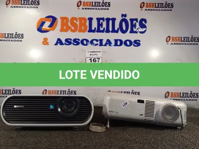 LOTE 167 - 02 PROJETORES MULTIMIDIA MARCAS E MODELOS DIVERSOS. (NO ESTADO) ATENÇÃO! FAZER A VISITAÇÃO ANTES DE ARREMATAR, NÃO SABEMOS SE FUNCIONA. LEILÃO NÃO TEM GARANTIA E NEM DEVOLUÇÃO, SUJEITO A POSSÍVEIS AVARIAS VISÍVEIS/OCULTAS E/OU AUSÊNCIA DE COMPONENTES.