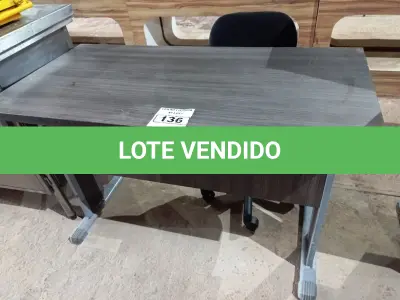 LOTE 136 - 01 MESA PARA ESCRITÓRIO MEDINDO 121CMX60CM E 01 CADEIRA GIRATÓRIA. (NO ESTADO. LEILÃO NÃO TEM GARANTIA E NEM DEVOLUÇÃO).