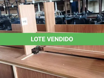 LOTE 112 - 04 MESAS DE MADEIRA PARA ESCRITÓRIO MEDINDO 250CMX55CM CADA. (NO ESTADO, NÃO SABEMOS SE FUNCIONA. LEILÃO NÃO TEM GARANTIA E NEM DEVOLUÇÃO).