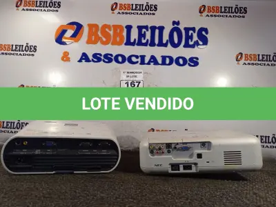 LOTE 167 - 02 PROJETORES MULTIMIDIA MARCAS E MODELOS DIVERSOS. (NO ESTADO) ATENÇÃO! FAZER A VISITAÇÃO ANTES DE ARREMATAR, NÃO SABEMOS SE FUNCIONA. LEILÃO NÃO TEM GARANTIA E NEM DEVOLUÇÃO, SUJEITO A POSSÍVEIS AVARIAS VISÍVEIS/OCULTAS E/OU AUSÊNCIA DE COMPONENTES.