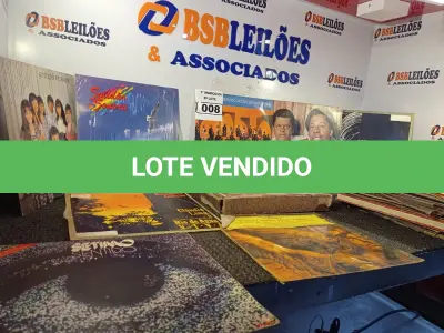 LOTE 008 - 01 LOTE COM VÁRIOS DISCOS DE VINIL. (NO ESTADO) ATENÇÃO! FAZER A VISITAÇÃO ANTES DE ARREMATAR, NÃO SABEMOS SE FUNCIONA. LEILÃO NÃO TEM GARANTIA E NEM DEVOLUÇÃO, SUJEITO A POSSÍVEIS AVARIAS VISÍVEIS/OCULTAS E/OU AUSÊNCIA DE COMPONENTES.