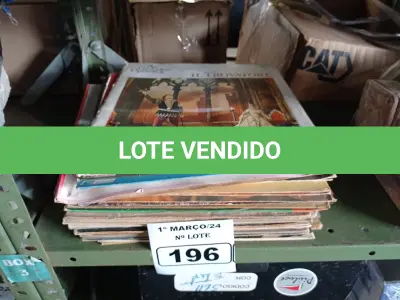 LOTE 196 - 01 LOTE COM VÁRIOS DISCOS DE VINIL. (NO ESTADO) ATENÇÃO! FAZER A VISITAÇÃO ANTES DE ARREMATAR, NÃO SABEMOS SE FUNCIONA. LEILÃO NÃO TEM GARANTIA E NEM DEVOLUÇÃO, SUJEITO A POSSÍVEIS AVARIAS VISÍVEIS/OCULTAS E/OU AUSÊNCIA DE COMPONENTES.