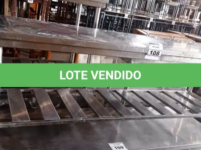 LOTE 108 - 01 MESA MEDINDO 180CMX55CM COM PANELEIRO EM AÇO INOX.(NO ESTADO, NÃO SABEMOS SE FUNCIONA. LEILÃO NÃO TEM GARANTIA E NEM DEVOLUÇÃO).