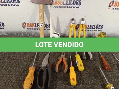LOTE 021 - 01 LOTE COM FERRAMENTAS DIVERSAS. (NO ESTADO) ATENÇÃO! FAZER A VISITAÇÃO ANTES DE ARREMATAR, NÃO SABEMOS SE FUNCIONA. LEILÃO NÃO TEM GARANTIA E NEM DEVOLUÇÃO, SUJEITO A POSSÍVEIS AVARIAS VISÍVEIS/OCULTAS E/OU AUSÊNCIA DE COMPONENTES.