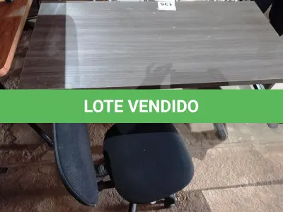 LOTE 135 - 01 MESA PARA ESCRITÓRIO MEDINDO 121CMX60CM E 01 CADEIRA GIRATÓRIA. (NO ESTADO. LEILÃO NÃO TEM GARANTIA E NEM DEVOLUÇÃO).
