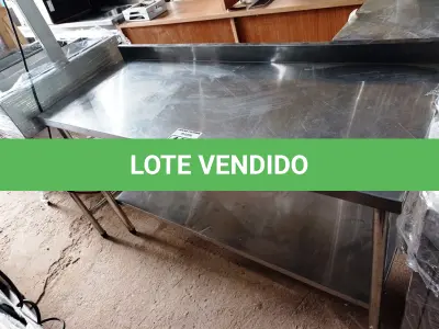 LOTE 145 - 01 MESA COM PANELEIRO E ESPELHO MEDINDO, 150CMX59CM EM AÇO INOX. (NO ESTADO, NÃO SABEMOS SE FUNCIONA. LEILÃO NÃO TEM GARANTIA E NEM DEVOLUÇÃO).