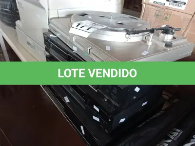 LOTE 171 - 02 TOCA CD, 01 VIDEOCASSETE E 01 TOCA DISCOS. (NO ESTADO) ATENÇÃO! FAZER A VISITAÇÃO ANTES DE ARREMATAR, NÃO SABEMOS SE FUNCIONA. LEILÃO NÃO TEM GARANTIA E NEM DEVOLUÇÃO, SUJEITO A POSSÍVEIS AVARIAS VISÍVEIS/OCULTAS E/OU AUSÊNCIA DE COMPONENTES.