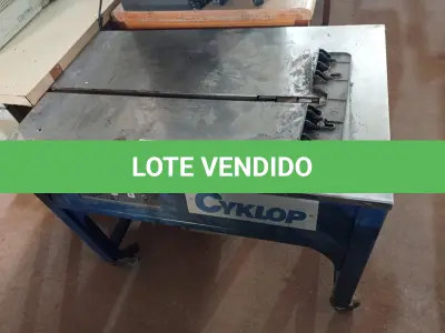 LOTE 493 - 01 MAQUINA ELÉTRICA ARQUEADORA DE FITA MODELO SP-4 MARCA CYKLOP 110V. (NO ESTADO) ATENÇÃO! FAZER A VISITAÇÃO ANTES DE ARREMATAR, NÃO SABEMOS SE FUNCIONA. LEILÃO NÃO TEM GARANTIA E NEM DEVOLUÇÃO, SUJEITO A POSSÍVEIS AVARIAS VISÍVEIS/OCULTAS E/OU AUSÊNCIA DE COMPONENTES.