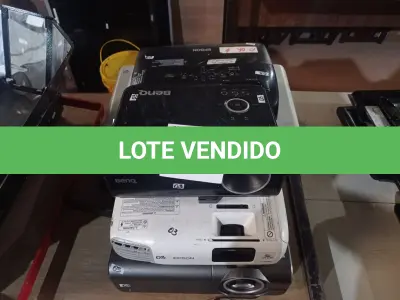 LOTE 333 - 05 PROJETORES MULTIMIDIA MARCAS E MODELOS DIVERSOS. (NO ESTADO) ATENÇÃO! FAZER A VISITAÇÃO ANTES DE ARREMATAR, NÃO SABEMOS SE FUNCIONA. LEILÃO NÃO TEM GARANTIA E NEM DEVOLUÇÃO, SUJEITO A POSSÍVEIS AVARIAS VISÍVEIS/OCULTAS E/OU AUSÊNCIA DE COMPONENTES.