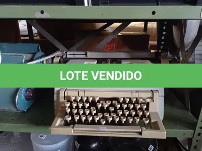 LOTE 222 - 01 MÁQUINA DE ESCREVER. (NO ESTADO) ATENÇÃO! FAZER A VISITAÇÃO ANTES DE ARREMATAR, NÃO SABEMOS SE FUNCIONA. LEILÃO NÃO TEM GARANTIA E NEM DEVOLUÇÃO, SUJEITO A POSSÍVEIS AVARIAS VISÍVEIS/OCULTAS E/OU AUSÊNCIA DE COMPONENTES.