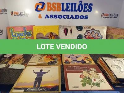 LOTE 307 - 01 LOTE COM VÁRIOS DISCOS DE VINIL. (NO ESTADO) ATENÇÃO! FAZER A VISITAÇÃO ANTES DE ARREMATAR, NÃO SABEMOS SE FUNCIONA. LEILÃO NÃO TEM GARANTIA E NEM DEVOLUÇÃO, SUJEITO A POSSÍVEIS AVARIAS VISÍVEIS/OCULTAS E/OU AUSÊNCIA DE COMPONENTES.