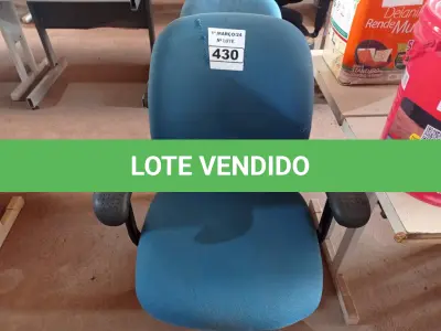 LOTE 430 - 02 CADEIRAS DE ESCRITÓRIO COM BASES GIRATÓRIAS. (NO ESTADO) ATENÇÃO! FAZER A VISITAÇÃO ANTES DE ARREMATAR, NÃO SABEMOS SE FUNCIONA. LEILÃO NÃO TEM GARANTIA E NEM DEVOLUÇÃO, SUJEITO A POSSÍVEIS AVARIAS VISÍVEIS/OCULTAS E/OU AUSÊNCIA DE COMPONENTES.