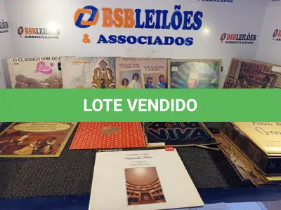 LOTE 383 - 01 LOTE COM VÁRIOS DISCOS DE VINIL. (NO ESTADO) ATENÇÃO! FAZER A VISITAÇÃO ANTES DE ARREMATAR, NÃO SABEMOS SE FUNCIONA. LEILÃO NÃO TEM GARANTIA E NEM DEVOLUÇÃO, SUJEITO A POSSÍVEIS AVARIAS VISÍVEIS/OCULTAS E/OU AUSÊNCIA DE COMPONENTES.