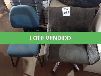 LOTE 291 - 02 CADEIRAS SENDO 01 COM BASE GIRATÓRIA. (NO ESTADO) ATENÇÃO! FAZER A VISITAÇÃO ANTES DE ARREMATAR, NÃO SABEMOS SE FUNCIONA. LEILÃO NÃO TEM GARANTIA E NEM DEVOLUÇÃO, SUJEITO A POSSÍVEIS AVARIAS VISÍVEIS/OCULTAS E/OU AUSÊNCIA DE COMPONENTES.