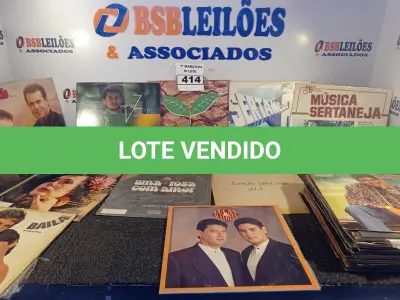 LOTE 414 - 01 LOTE COM VÁRIOS DISCOS DE VINIL. (NO ESTADO) ATENÇÃO! FAZER A VISITAÇÃO ANTES DE ARREMATAR, NÃO SABEMOS SE FUNCIONA. LEILÃO NÃO TEM GARANTIA E NEM DEVOLUÇÃO, SUJEITO A POSSÍVEIS AVARIAS VISÍVEIS/OCULTAS E/OU AUSÊNCIA DE COMPONENTES.
