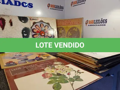 LOTE 307 - 01 LOTE COM VÁRIOS DISCOS DE VINIL. (NO ESTADO) ATENÇÃO! FAZER A VISITAÇÃO ANTES DE ARREMATAR, NÃO SABEMOS SE FUNCIONA. LEILÃO NÃO TEM GARANTIA E NEM DEVOLUÇÃO, SUJEITO A POSSÍVEIS AVARIAS VISÍVEIS/OCULTAS E/OU AUSÊNCIA DE COMPONENTES.