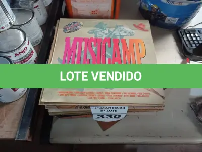 LOTE 330 - 01 LOTE COM VÁRIOS DISCOS DE VINIL. (NO ESTADO) ATENÇÃO! FAZER A VISITAÇÃO ANTES DE ARREMATAR, NÃO SABEMOS SE FUNCIONA. LEILÃO NÃO TEM GARANTIA E NEM DEVOLUÇÃO, SUJEITO A POSSÍVEIS AVARIAS VISÍVEIS/OCULTAS E/OU AUSÊNCIA DE COMPONENTES.