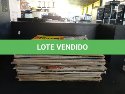LOTE 489 - 01 LOTE COM DIVERSOS DISCOS DE VINIL.(NO ESTADO) ATENÇÃO! FAZER A VISITAÇÃO ANTES DE ARREMATAR, NÃO SABEMOS SE FUNCIONA. LEILÃO NÃO TEM GARANTIA E NEM DEVOLUÇÃO, SUJEITO A POSSÍVEIS AVARIAS VISÍVEIS/OCULTAS E/OU AUSÊNCIA DE COMPONENTES.