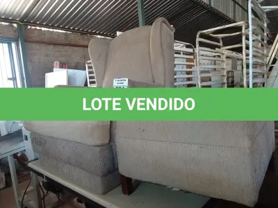 LOTE 521 - 01 POLTRONA E 01 DESCANSO DE PERNAS ESTOFADO. (NO ESTADO) ATENÇÃO! FAZER A VISITAÇÃO ANTES DE ARREMATAR, NÃO SABEMOS SE FUNCIONA. LEILÃO NÃO TEM GARANTIA E NEM DEVOLUÇÃO, SUJEITO A POSSÍVEIS AVARIAS VISÍVEIS/OCULTAS E/OU AUSÊNCIA DE COMPONENTES.