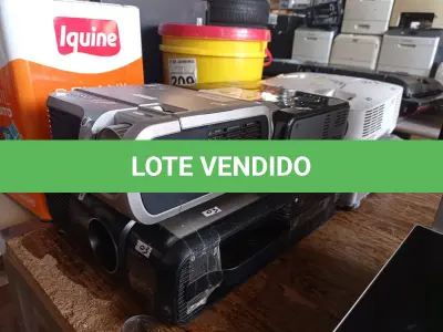 LOTE 423 - 05 PROJETORES MULTIMIDIA MARCAS E MODELOS DIVERSOS. (NO ESTADO) ATENÇÃO! FAZER A VISITAÇÃO ANTES DE ARREMATAR, NÃO SABEMOS SE FUNCIONA. LEILÃO NÃO TEM GARANTIA E NEM DEVOLUÇÃO, SUJEITO A POSSÍVEIS AVARIAS VISÍVEIS/OCULTAS E/OU AUSÊNCIA DE COMPONENTES.