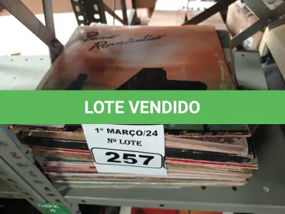 LOTE 257 - 01 LOTE COM VÁRIOS DISCOS DE VINIL. (NO ESTADO) ATENÇÃO! FAZER A VISITAÇÃO ANTES DE ARREMATAR, NÃO SABEMOS SE FUNCIONA. LEILÃO NÃO TEM GARANTIA E NEM DEVOLUÇÃO, SUJEITO A POSSÍVEIS AVARIAS VISÍVEIS/OCULTAS E/OU AUSÊNCIA DE COMPONENTES.