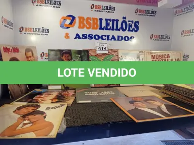LOTE 414 - 01 LOTE COM VÁRIOS DISCOS DE VINIL. (NO ESTADO) ATENÇÃO! FAZER A VISITAÇÃO ANTES DE ARREMATAR, NÃO SABEMOS SE FUNCIONA. LEILÃO NÃO TEM GARANTIA E NEM DEVOLUÇÃO, SUJEITO A POSSÍVEIS AVARIAS VISÍVEIS/OCULTAS E/OU AUSÊNCIA DE COMPONENTES.