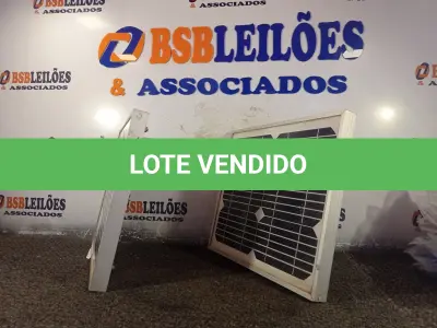 LOTE 406 - 02 PAINÉIS SOLARES 18V 10W. (NO ESTADO) ATENÇÃO! FAZER A VISITAÇÃO ANTES DE ARREMATAR, NÃO SABEMOS SE FUNCIONA. LEILÃO NÃO TEM GARANTIA E NEM DEVOLUÇÃO, SUJEITO A POSSÍVEIS AVARIAS VISÍVEIS/OCULTAS E/OU AUSÊNCIA DE COMPONENTES.