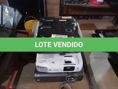 LOTE 333 - 05 PROJETORES MULTIMIDIA MARCAS E MODELOS DIVERSOS. (NO ESTADO) ATENÇÃO! FAZER A VISITAÇÃO ANTES DE ARREMATAR, NÃO SABEMOS SE FUNCIONA. LEILÃO NÃO TEM GARANTIA E NEM DEVOLUÇÃO, SUJEITO A POSSÍVEIS AVARIAS VISÍVEIS/OCULTAS E/OU AUSÊNCIA DE COMPONENTES.