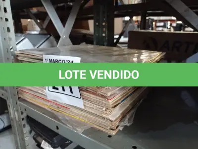 LOTE 211 - 01 LOTE COM VÁRIOS DISCOS DE VINIL. (NO ESTADO) ATENÇÃO! FAZER A VISITAÇÃO ANTES DE ARREMATAR, NÃO SABEMOS SE FUNCIONA. LEILÃO NÃO TEM GARANTIA E NEM DEVOLUÇÃO, SUJEITO A POSSÍVEIS AVARIAS VISÍVEIS/OCULTAS E/OU AUSÊNCIA DE COMPONENTES.