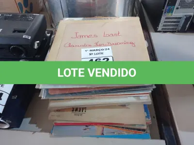 LOTE 462 - 01 LOTE COM VÁRIOS DISCOS DE VINIL. (NO ESTADO) ATENÇÃO! FAZER A VISITAÇÃO ANTES DE ARREMATAR, NÃO SABEMOS SE FUNCIONA. LEILÃO NÃO TEM GARANTIA E NEM DEVOLUÇÃO, SUJEITO A POSSÍVEIS AVARIAS VISÍVEIS/OCULTAS E/OU AUSÊNCIA DE COMPONENTES.