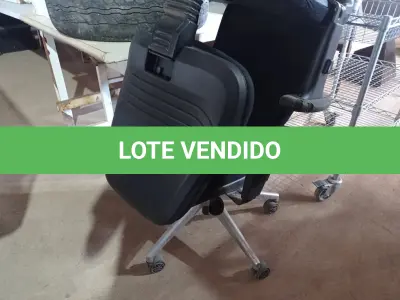 LOTE 483 - 02 CADEIRAS PARA ESCRITÓRIO COM PÉS GIRATÓRIOS. (NO ESTADO) ATENÇÃO! FAZER A VISITAÇÃO ANTES DE ARREMATAR, NÃO SABEMOS SE FUNCIONA. LEILÃO NÃO TEM GARANTIA E NEM DEVOLUÇÃO, SUJEITO A POSSÍVEIS AVARIAS VISÍVEIS/OCULTAS E/OU AUSÊNCIA DE COMPONENTES.