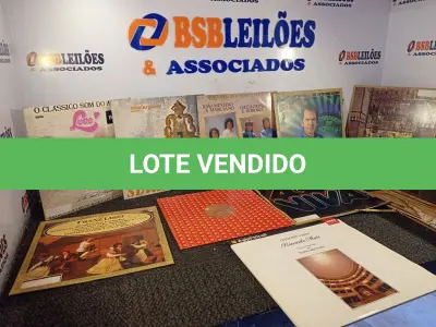 LOTE 383 - 01 LOTE COM VÁRIOS DISCOS DE VINIL. (NO ESTADO) ATENÇÃO! FAZER A VISITAÇÃO ANTES DE ARREMATAR, NÃO SABEMOS SE FUNCIONA. LEILÃO NÃO TEM GARANTIA E NEM DEVOLUÇÃO, SUJEITO A POSSÍVEIS AVARIAS VISÍVEIS/OCULTAS E/OU AUSÊNCIA DE COMPONENTES.