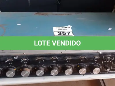 LOTE 357 - 01 MESA DE ÁUDIO ANTIGA. (NO ESTADO) ATENÇÃO! FAZER A VISITAÇÃO ANTES DE ARREMATAR, NÃO SABEMOS SE FUNCIONA. LEILÃO NÃO TEM GARANTIA E NEM DEVOLUÇÃO, SUJEITO A POSSÍVEIS AVARIAS VISÍVEIS/OCULTAS E/OU AUSÊNCIA DE COMPONENTES.